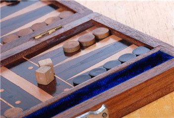 What Are the 4 Strategies for Playing Backgammon?