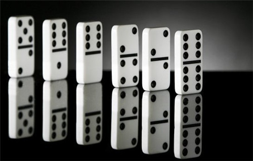 53-playing dominoes game